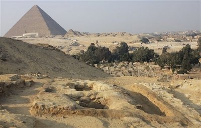 Newly-discovered tombs of workers are seen, with the Great Pyramid in background, in Giza, Egypt. Egyptian archaeologists have discovered a new set of tombs of the workers who built the great pyramids, shedding new light on how the laborers lived and ate more than 4,000 years ago.